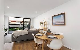 Spacious Retreat, Sleeps 6, Handy Location, Garage